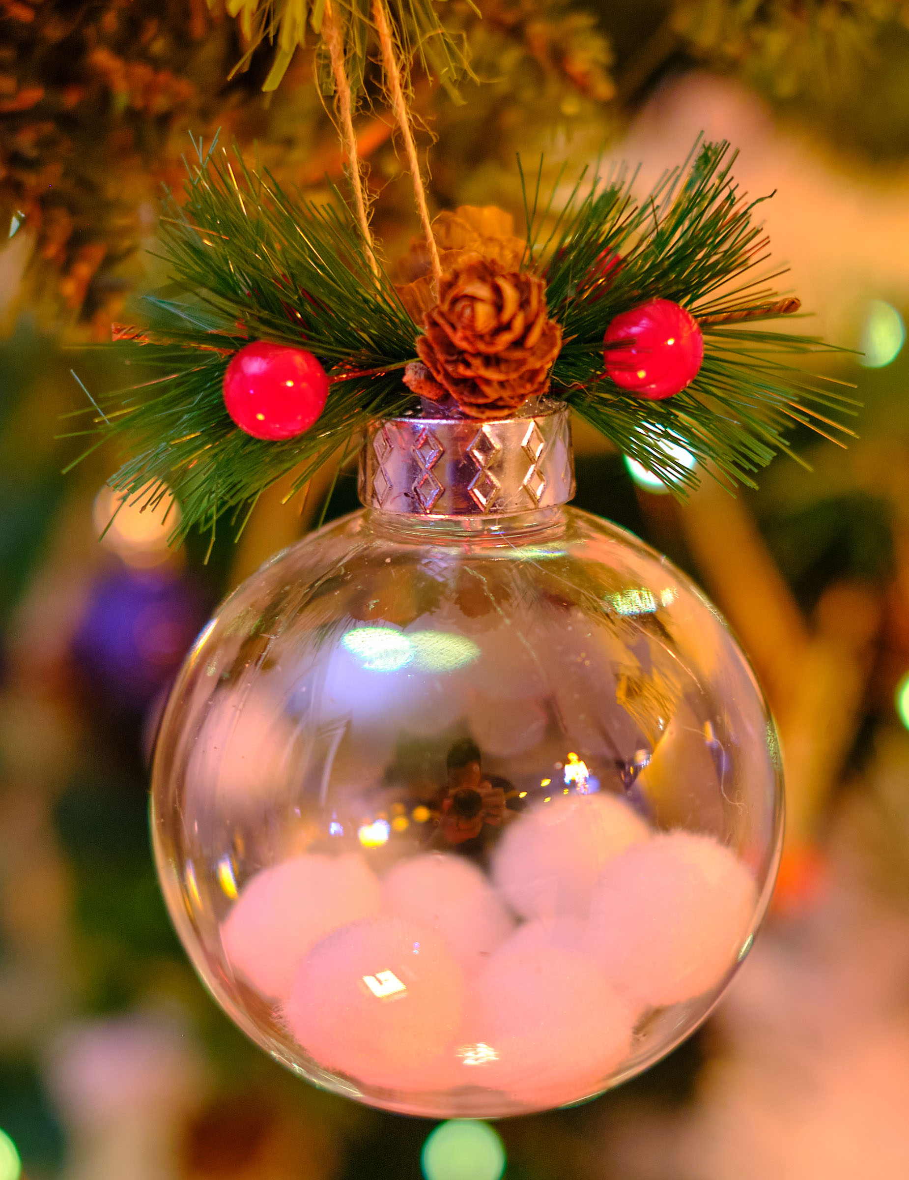 Boule de noël naturelle avec neige et sapin 8 cm modèle aléatoire 