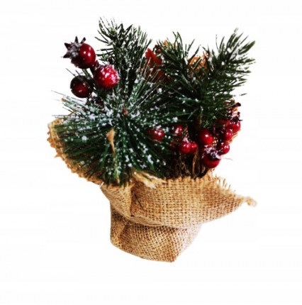 Composition de Noël baies rouges et sapin enneigés dans pot en jute Composition de Noël baies rouges et sapin enneigés dans pot en jute