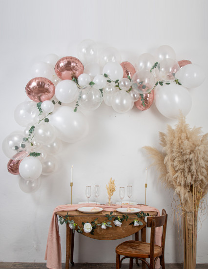 Kit arche de 70 ballons rose gold avec eucalyptus et roses Kit arche de 70 ballons rose gold avec eucalyptus et roses