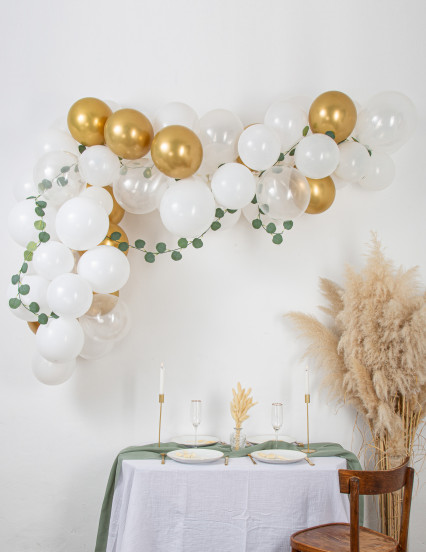 Kit arche de 60 ballons blanche et or avec eucalyptus Kit arche de 60 ballons blanche et or avec eucalyptus