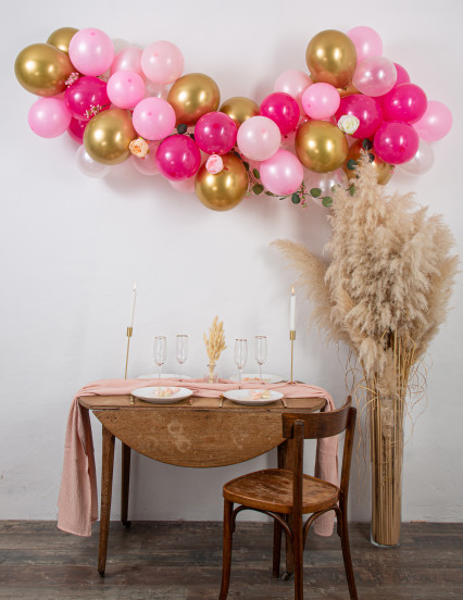Kit arche de 50 ballons rose et or avec pivoines et eucalyptus Kit arche de 50 ballons rose et or avec pivoines et eucalyptus