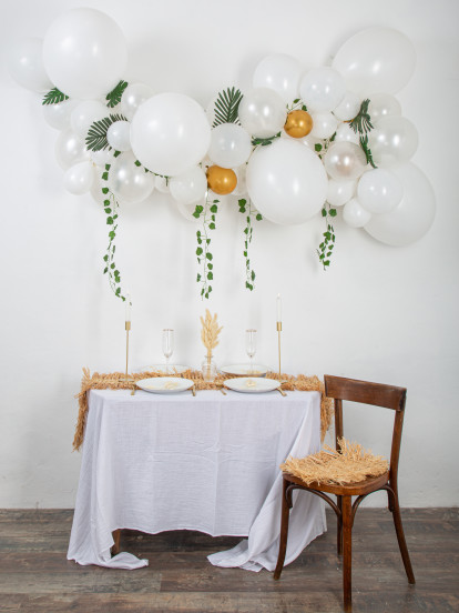 Kit arche de 55 ballons blanche et or avec lierre et feuilles tropicales Kit arche de 55 ballons blanche et or avec lierre et feuilles tropicales